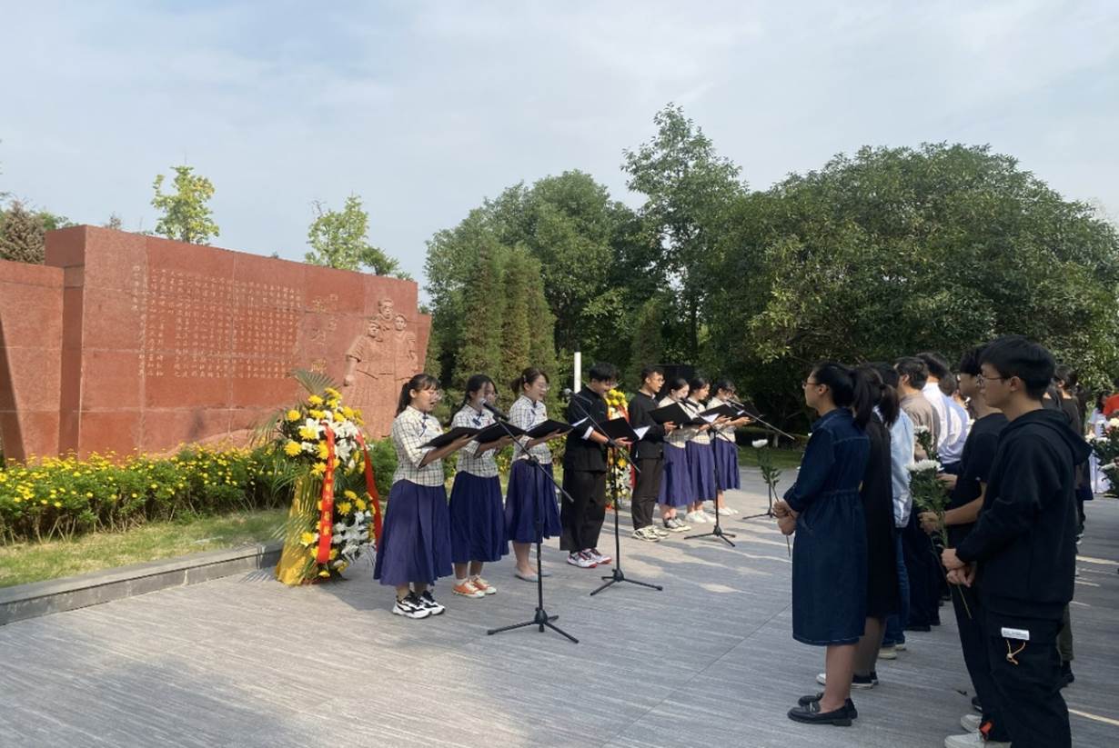 一群人在街道上行走描述已自动生成